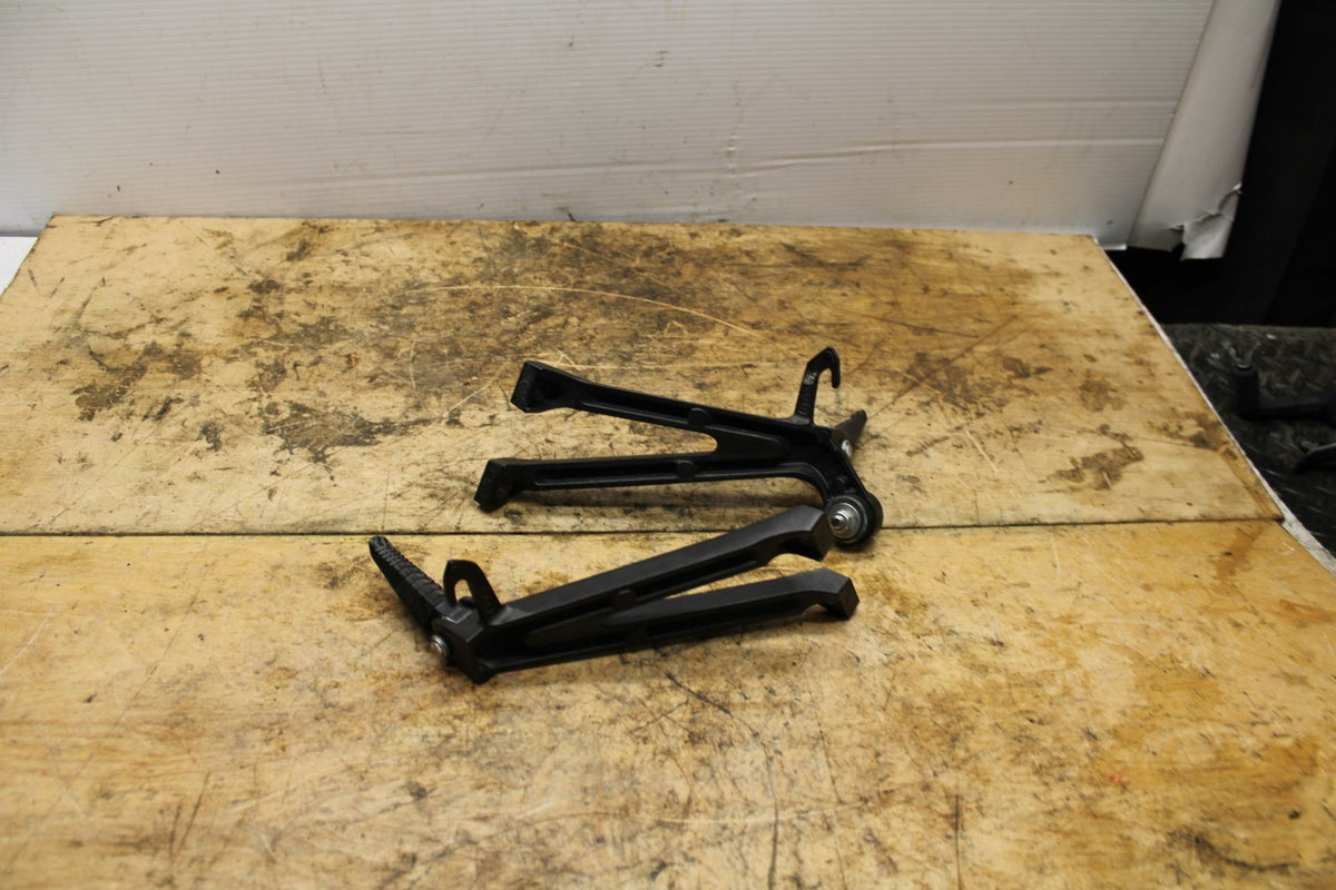 11-21 SUZUKI GSXR600 REAR BACK PASSENGER PEG SET PAIR BB346