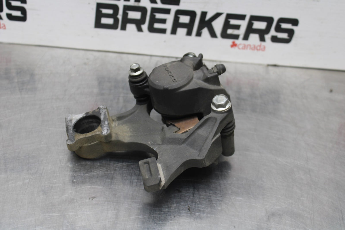 08-10 SUZUKI GSXR 600 REAR BACK BRAKE CALIPER W MOUNT BRACKET BB835