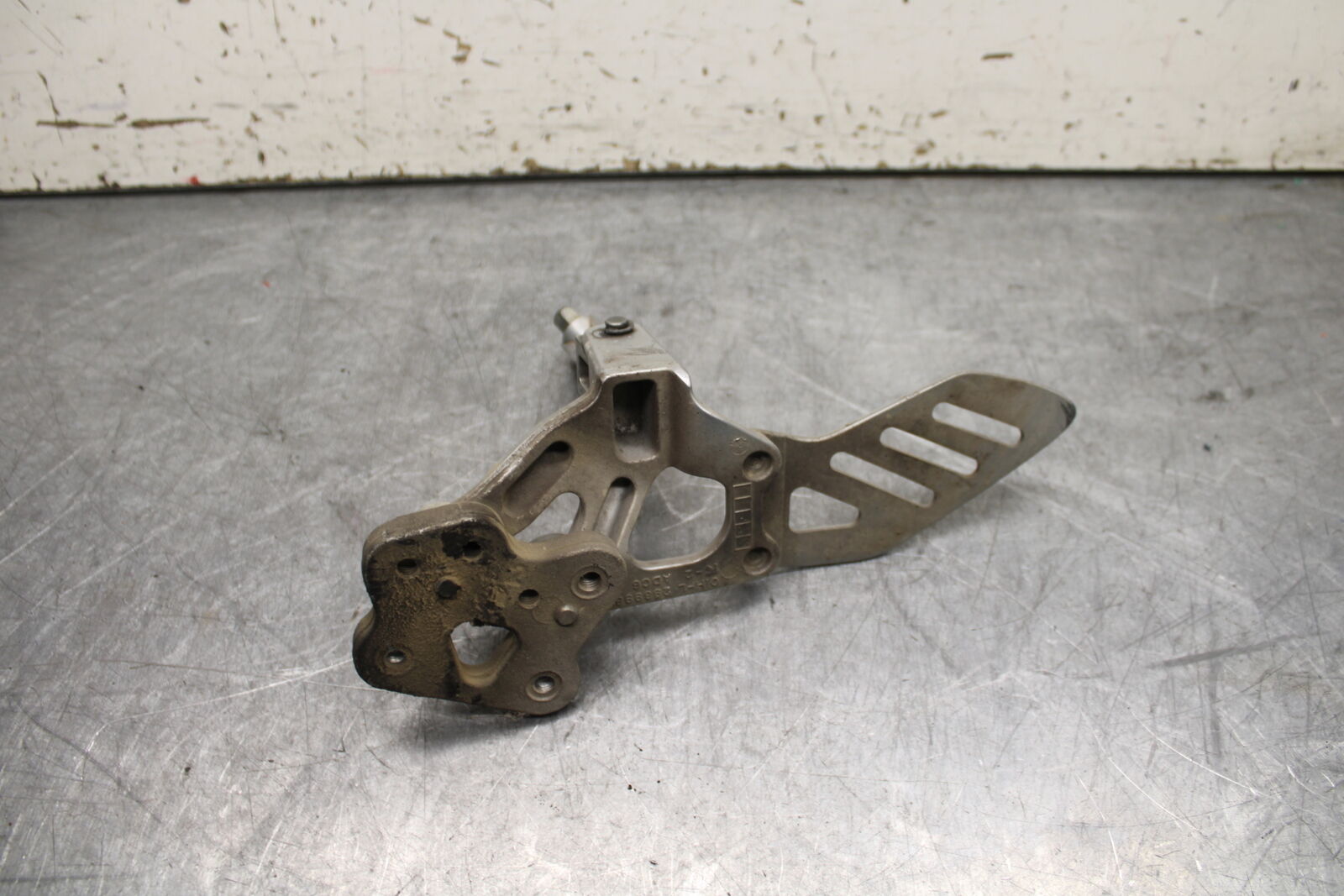 08-10 SUZUKI GSXR 600 LEFT REARSET REAR SET DRIVER FOOT PEG REST STOP  BB721