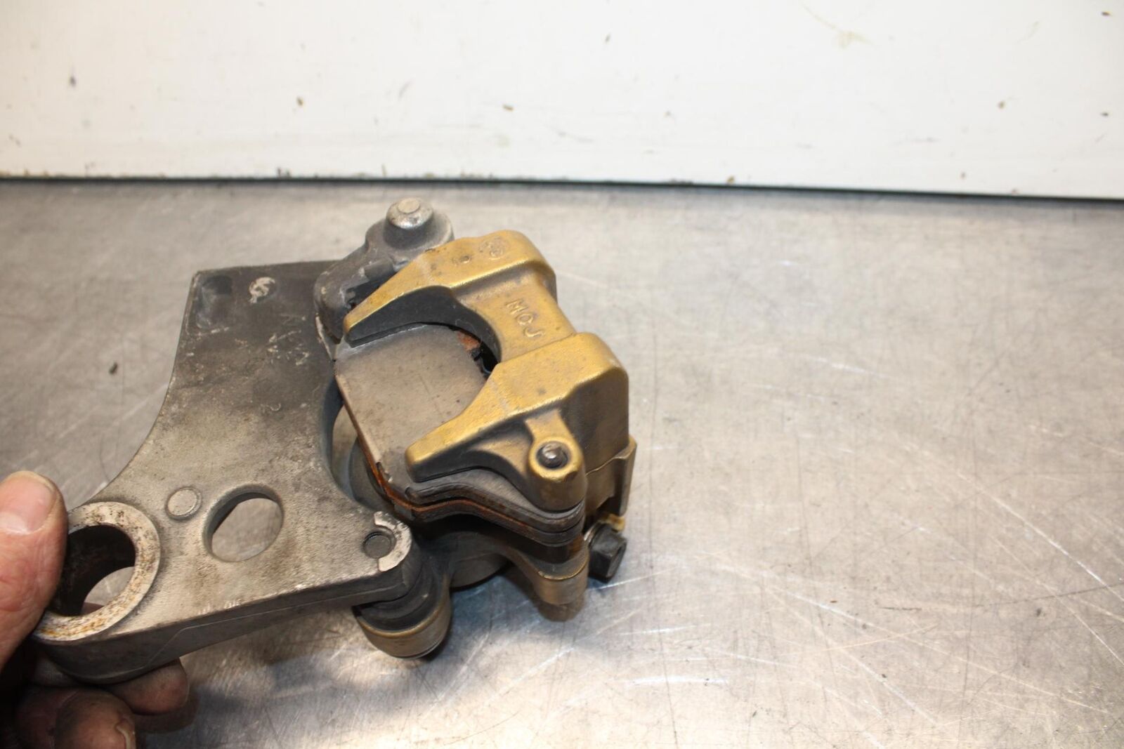 03-04 HONDA CBR600RR REAR  BRAKE CALIPER W MOUNT BRACKET 43150-MEE-006 BB614