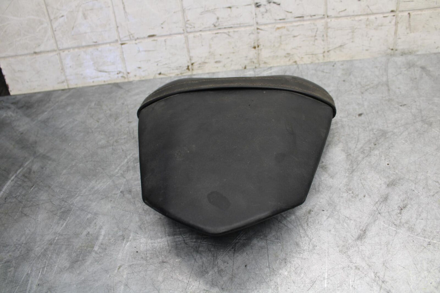 2009 Yamaha YZF R6 REAR BACK PASSENGER TANDEM SEAT PAD SADDLE PILLION BB532