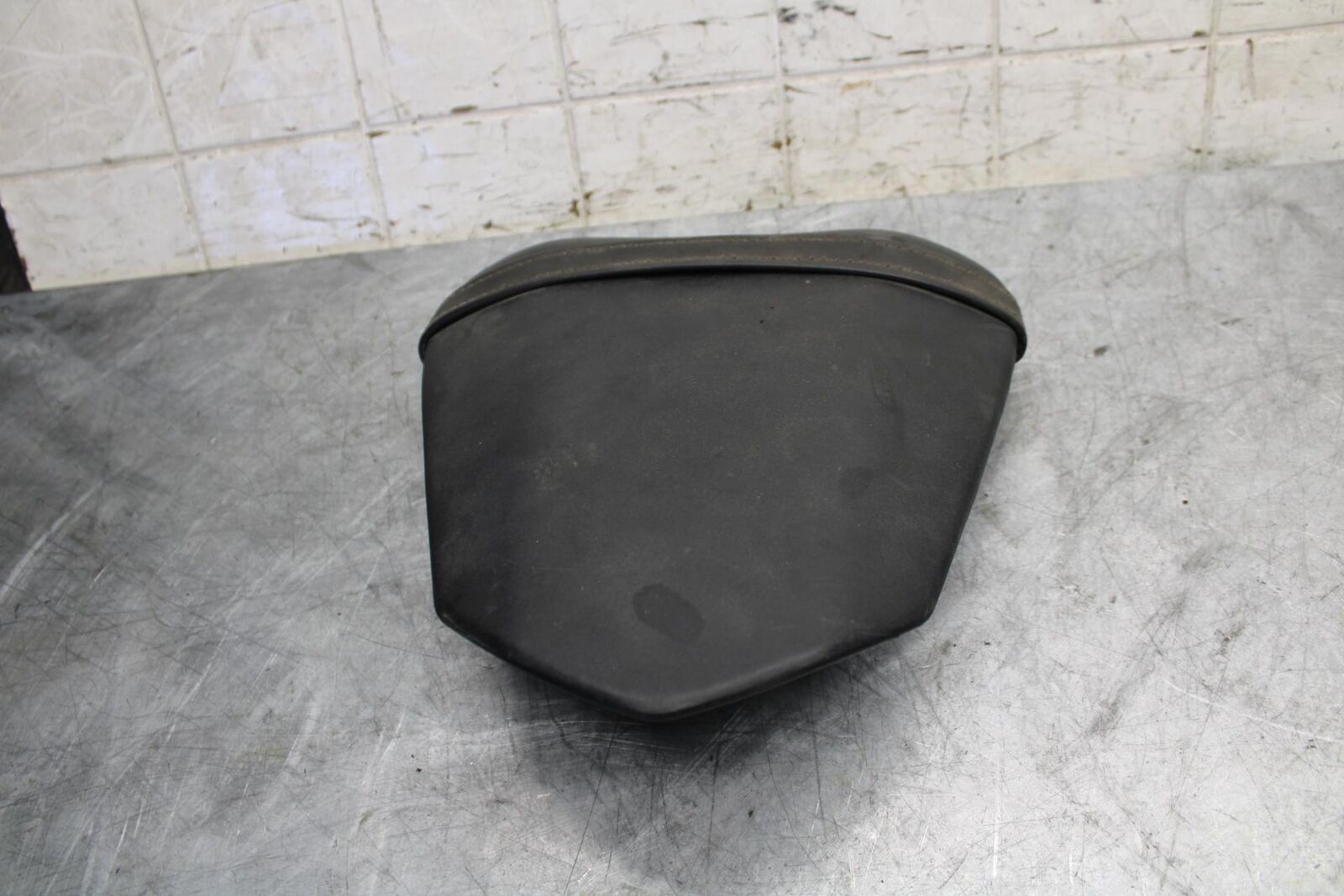 2009 Yamaha YZF R6 REAR BACK PASSENGER TANDEM SEAT PAD SADDLE PILLION BB532