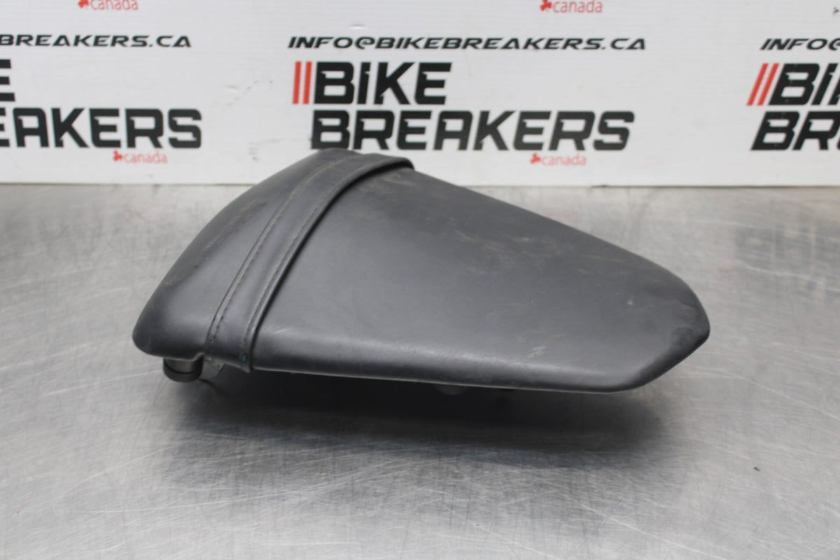 19 YAMAHA YZF R3 REAR BACK PASSENGER TANDEM SEAT PAD SADDLE PILLION BB806-B
