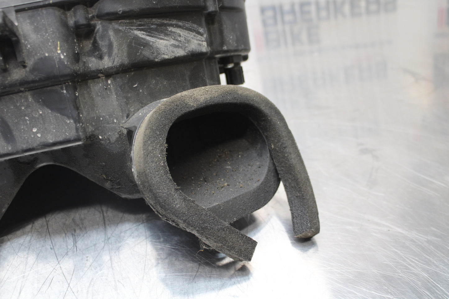 11 SUZUKI GSXR1000 AIRBOX AIR INTAKE FILTER BOX BB142