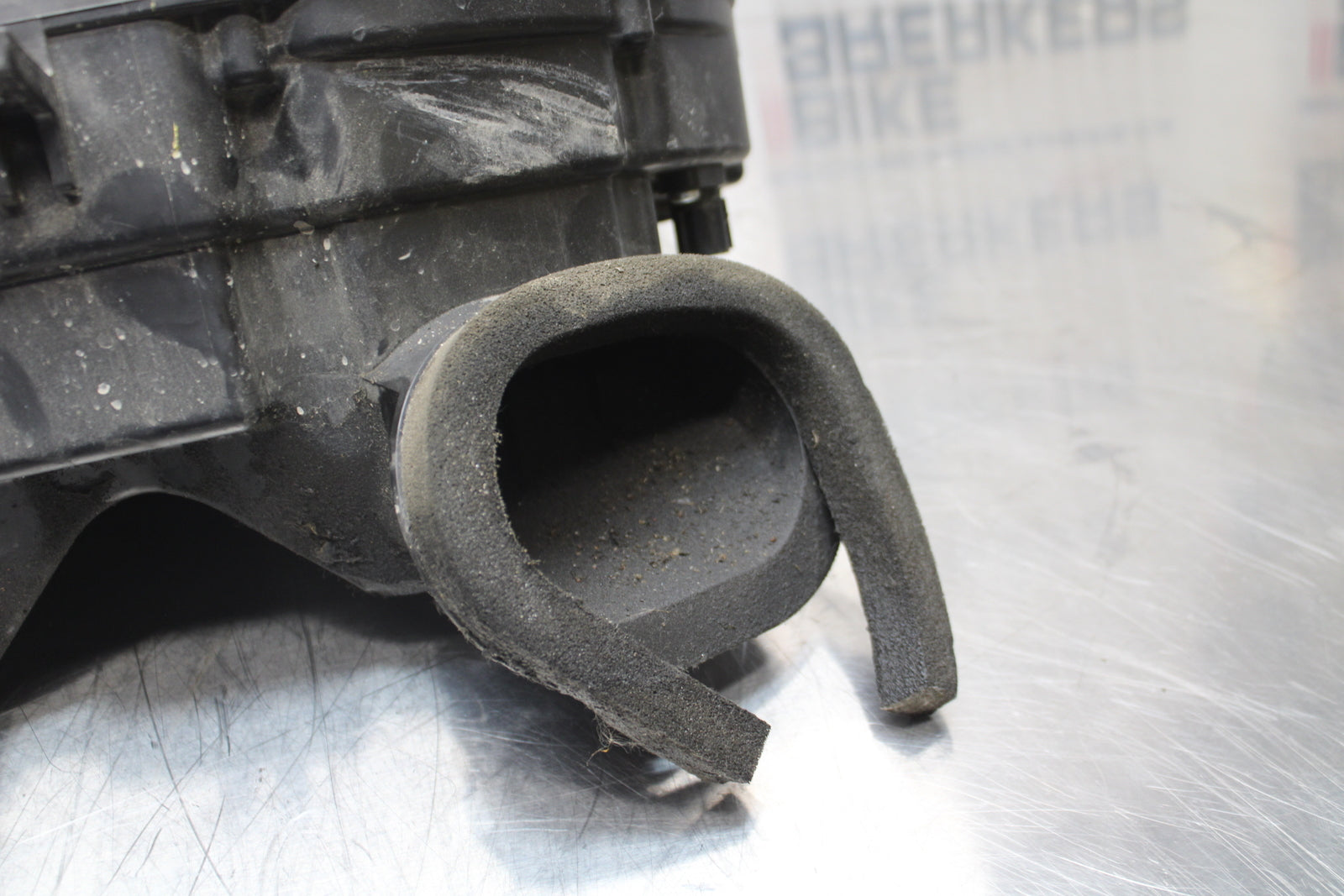 11 SUZUKI GSXR1000 AIRBOX AIR INTAKE FILTER BOX BB142
