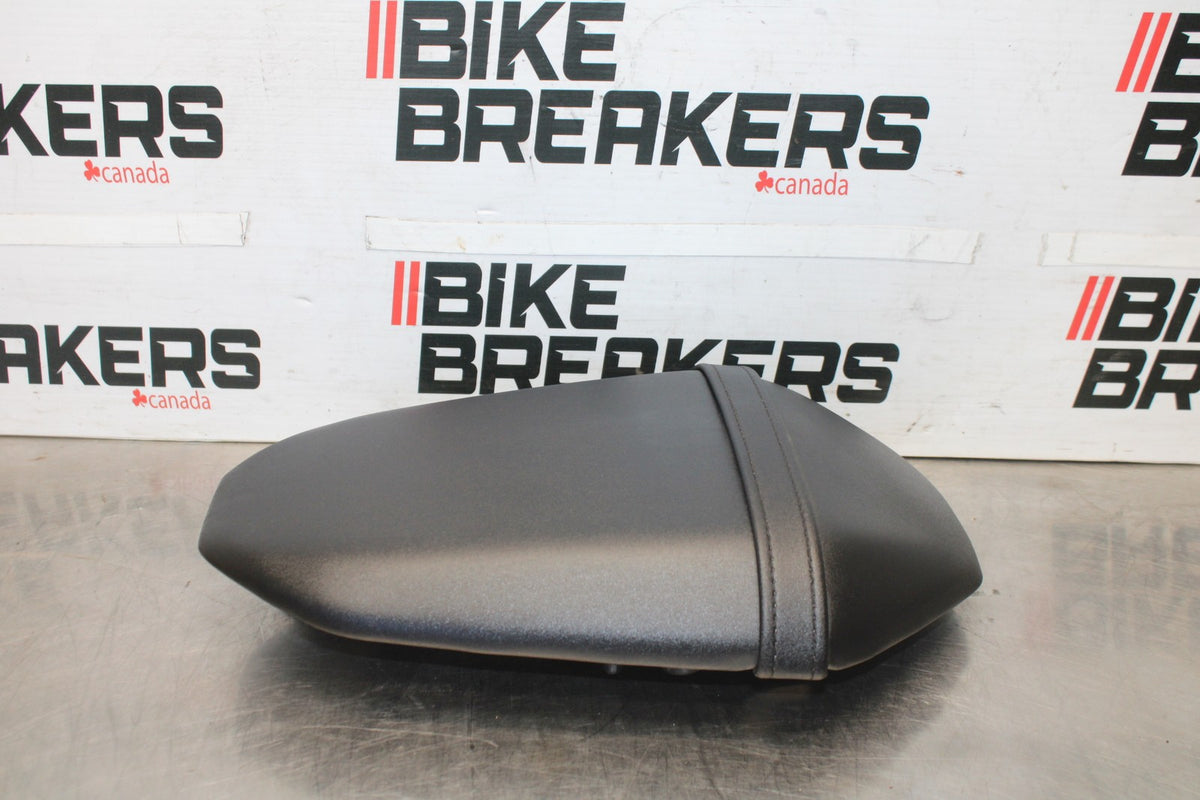 23-24 YAMAHA MT-07 REAR BACK PASSENGER TANDEM SEAT PAD SADDLE PILLION BB927