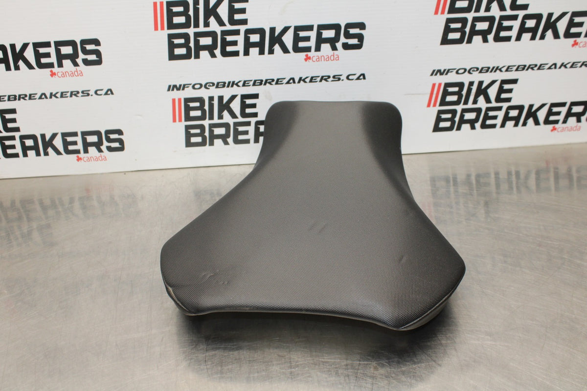 24-25 SUZUKI GSXR1000 FRONT DRIVERS SEAT PAD SADDLE PILLION BB767