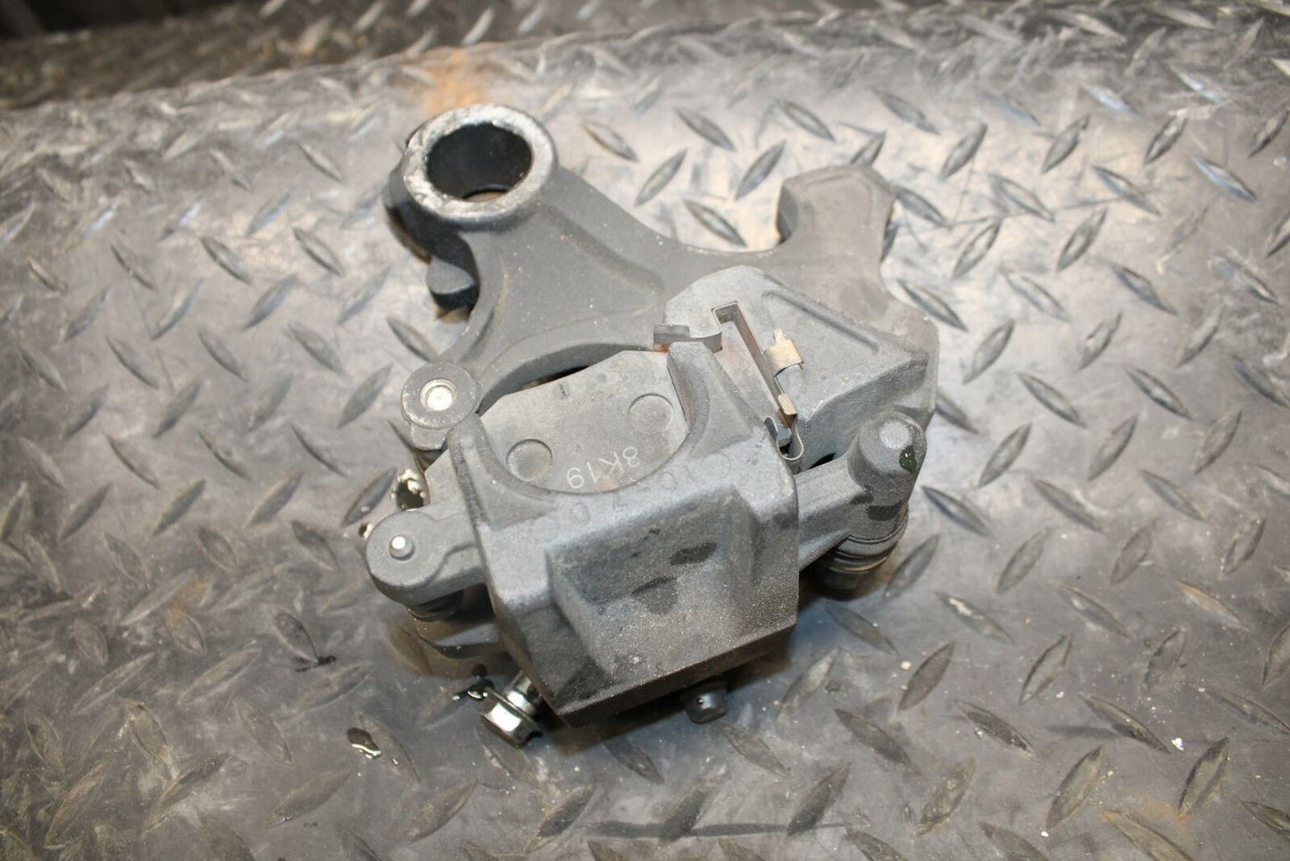 08-09 SUZUKI GSXR750 REAR BACK BRAKE CALIPER W MOUNT BRACKET BB208