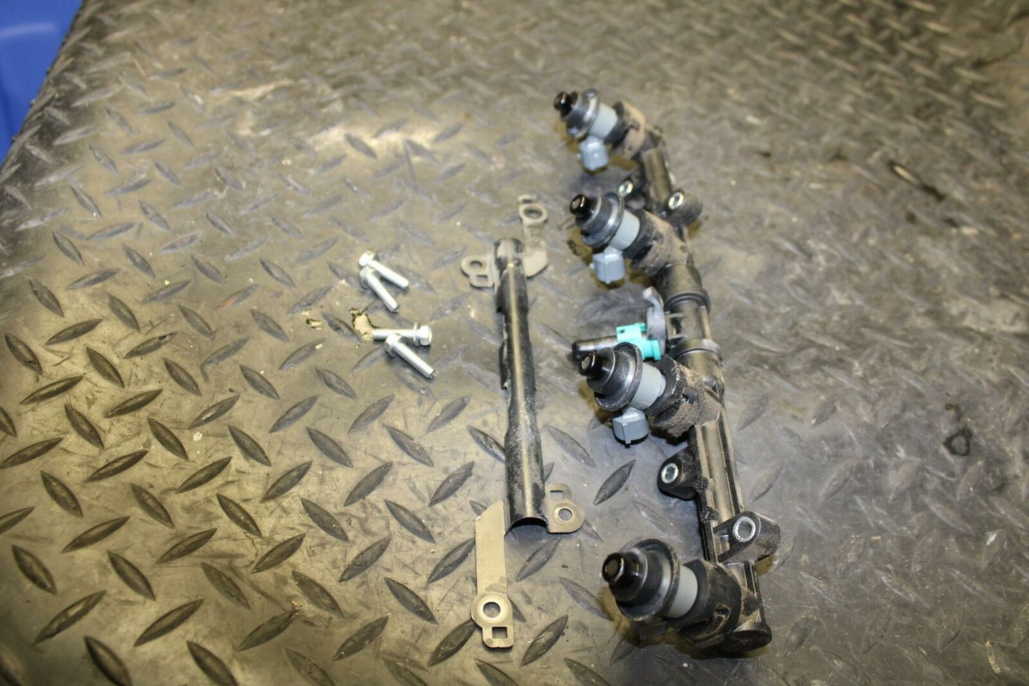 12-16 HONDA CBR1000RR SECONDARY FUEL INJECTORS TOP AIRBOX GAS RAIL BB176