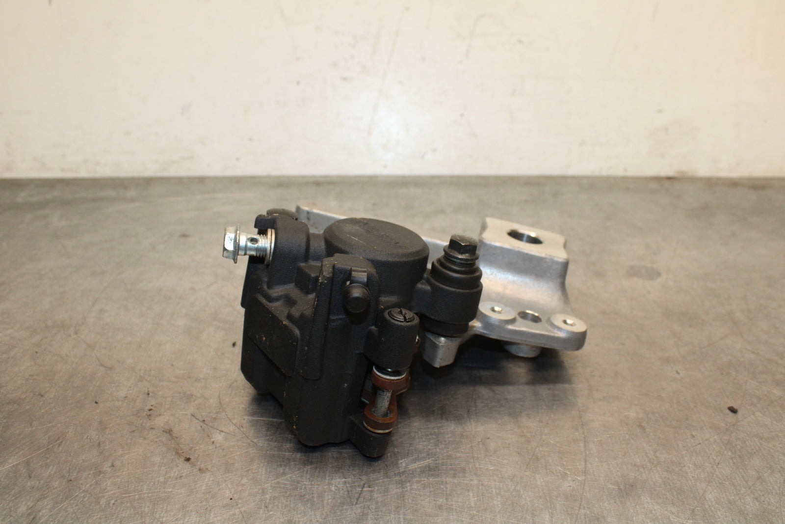 13-16 SUZUKI BANDIT 1250S ABS REAR BACK BRAKE CALIPER W MOUNT BRACKET BB134