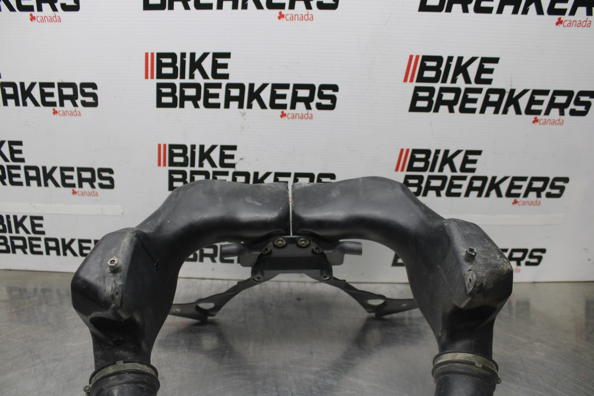 03-04 YAMAHA YZF R6 RIGHT LEFT AIR INTAKE DUCTS BB890