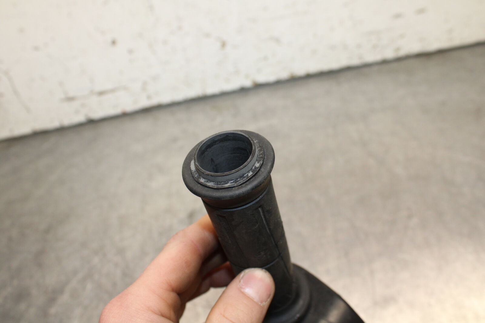 13-17 KAWASAKI NINJA ZX6R ZX636E THROTTLE CABLE LINE HOUSING GUIDE BB735