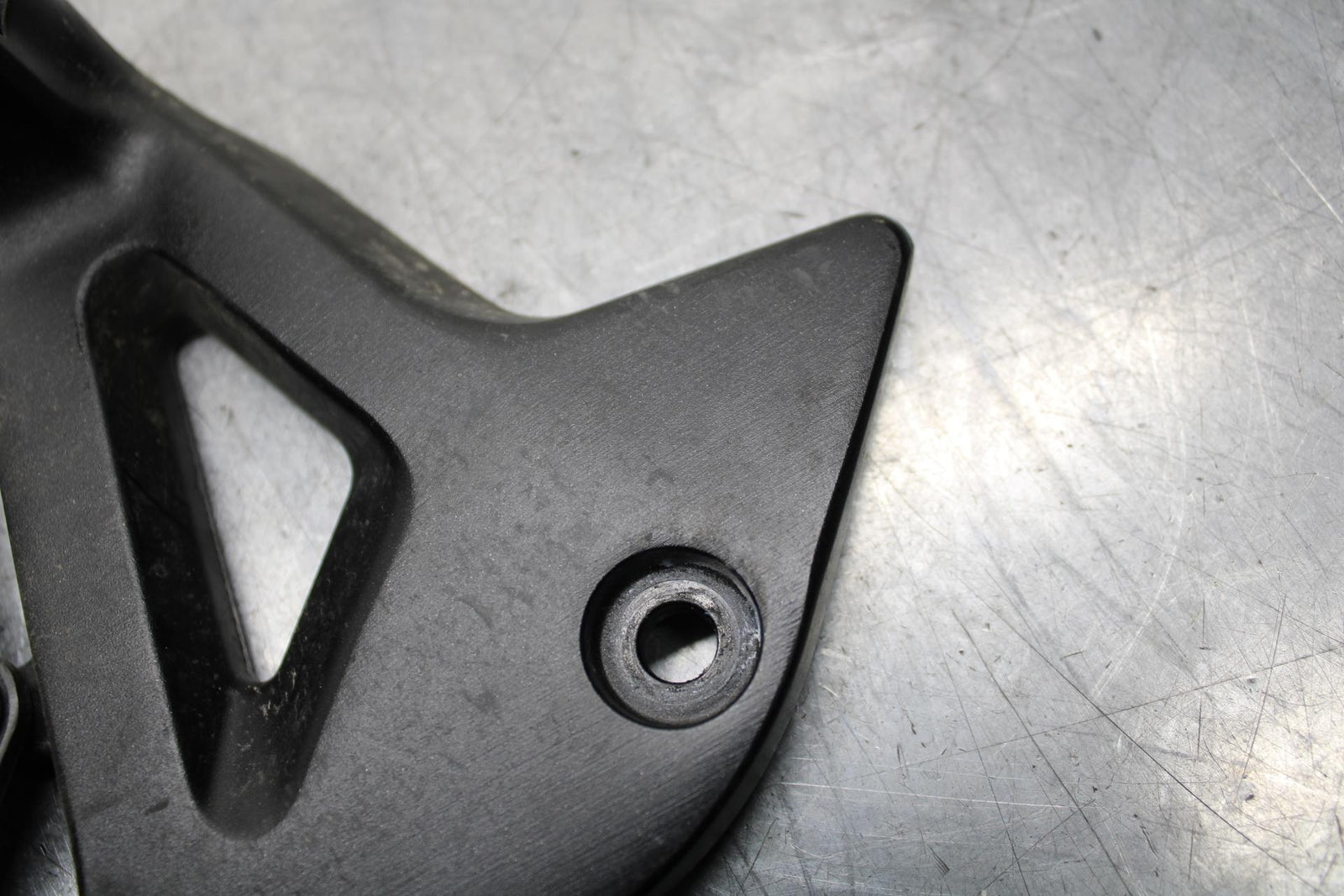 20 SUZUKI GSXR 1000 LEFT REARSET REAR SET DRIVER FOOT PEG REST STOP BB597