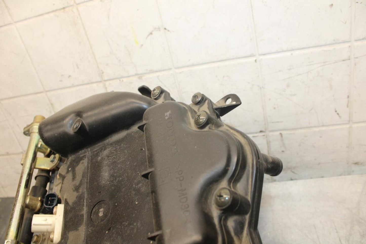2003 Honda CBR600RR AIRBOX INTAKE FILTER BOX 17221-MEE-D00 17232-MEE-000 BB511