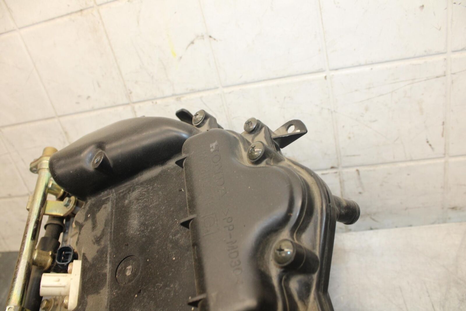 2003 Honda CBR600RR AIRBOX INTAKE FILTER BOX 17221-MEE-D00 17232-MEE-000 BB511