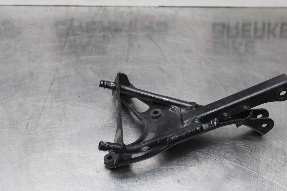 98 KAWASAKI NINJA ZX6 UPPER GAUGES STAY BRACKET BB870