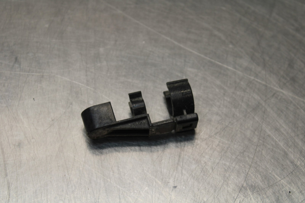 05 YAMAHA YZF R6 FUEL HOSE GAS LINE CLIP Does Not Apply BB858