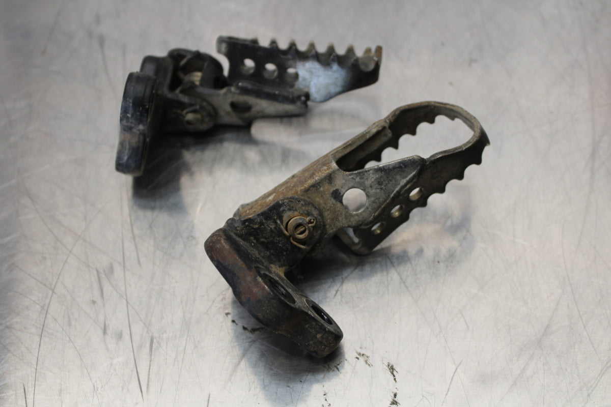 19 YAMAHA TTR230 LEFT RIGHT FOOT RESTS PEGS  BB146