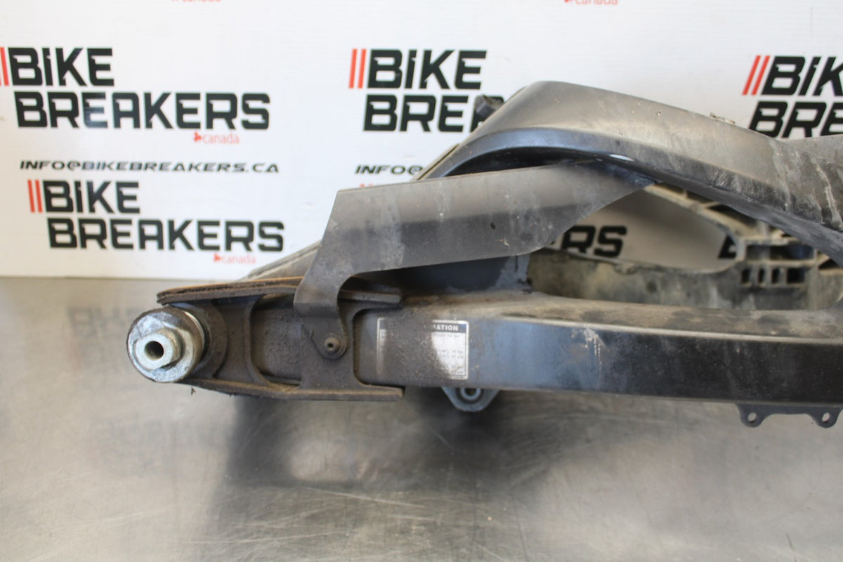 05 YAMAHA YZF R6 REAR SWINGARM BACK SUSPENSION SWING ARM BB858