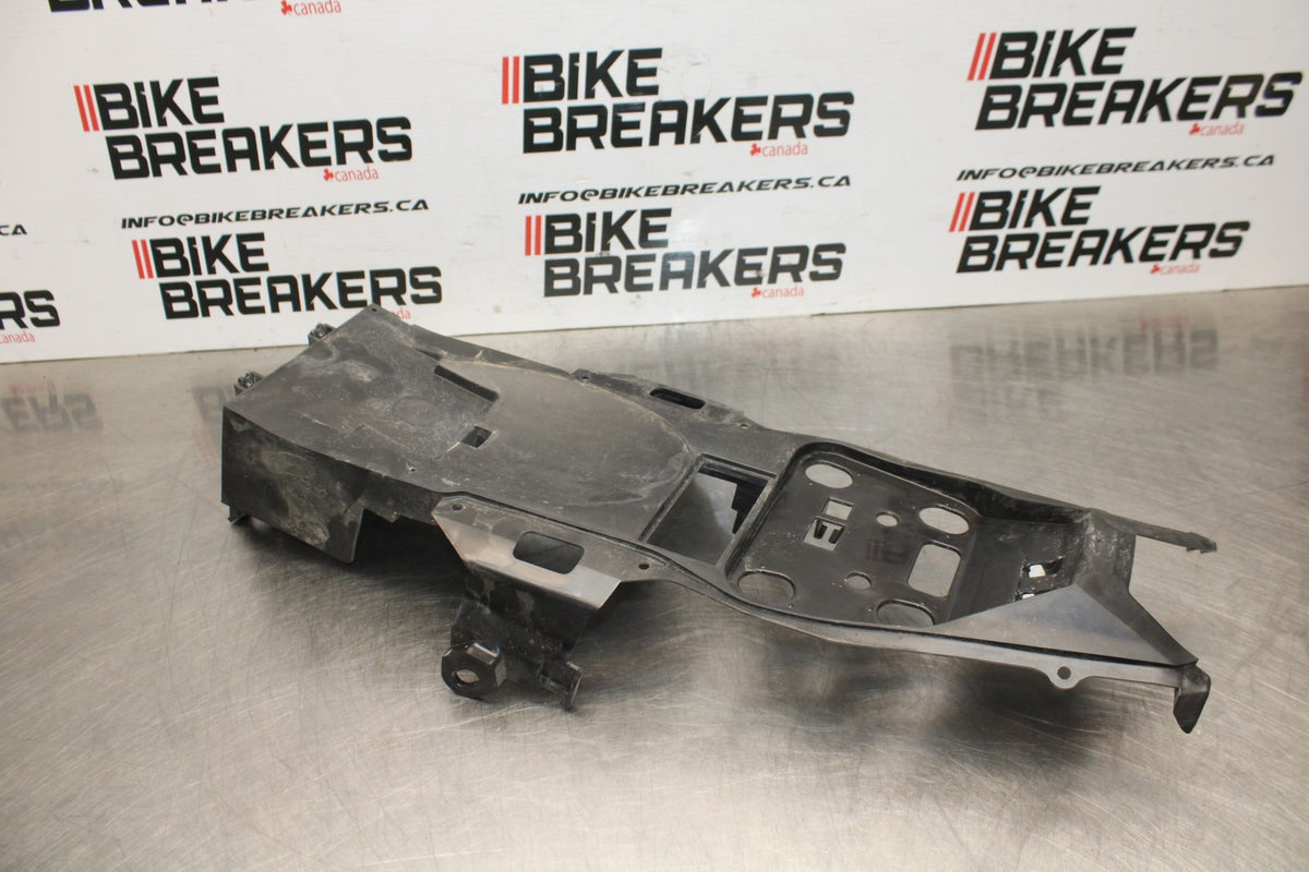 23 YAMAHA YZF R3 REAR BACK TAIL UNDERTAIL BATTERY TRAY PLASTIC BB806