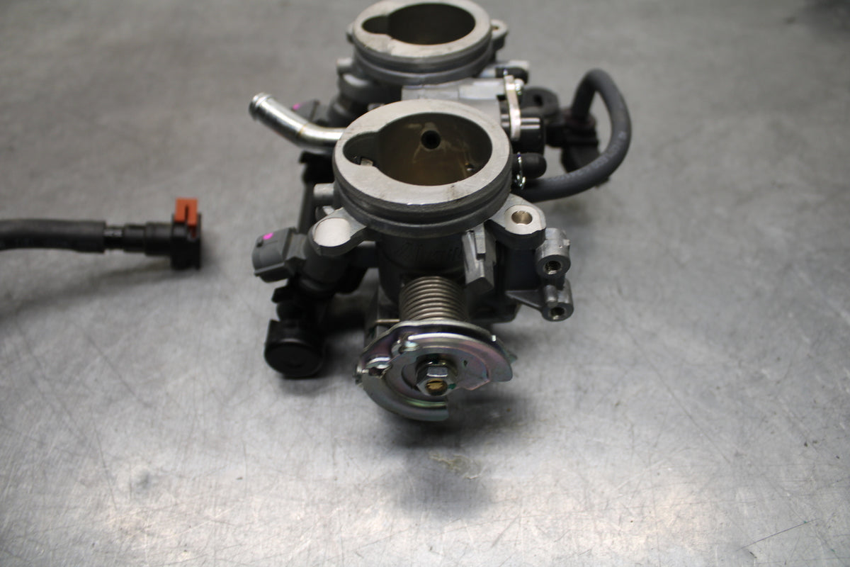 24 KAWASAKI NINJA 500 ABS MAIN FUEL INJECTORS / THROTTLE BODIES BB730