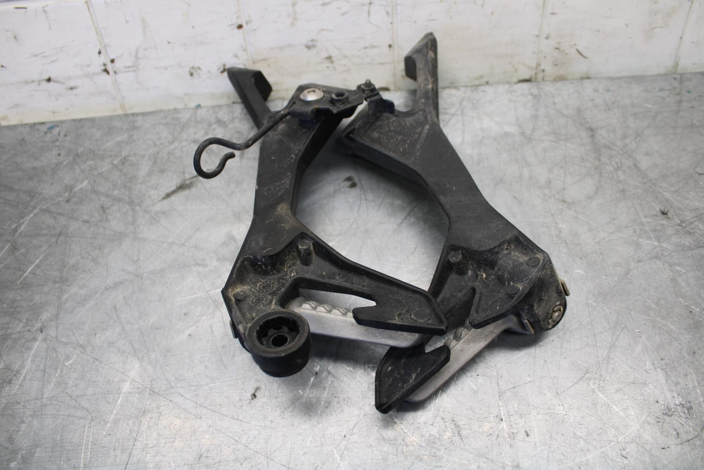 18 KAWASAKI Z 400 REAR BACK PASSENGER PEG SET PAIR BB469