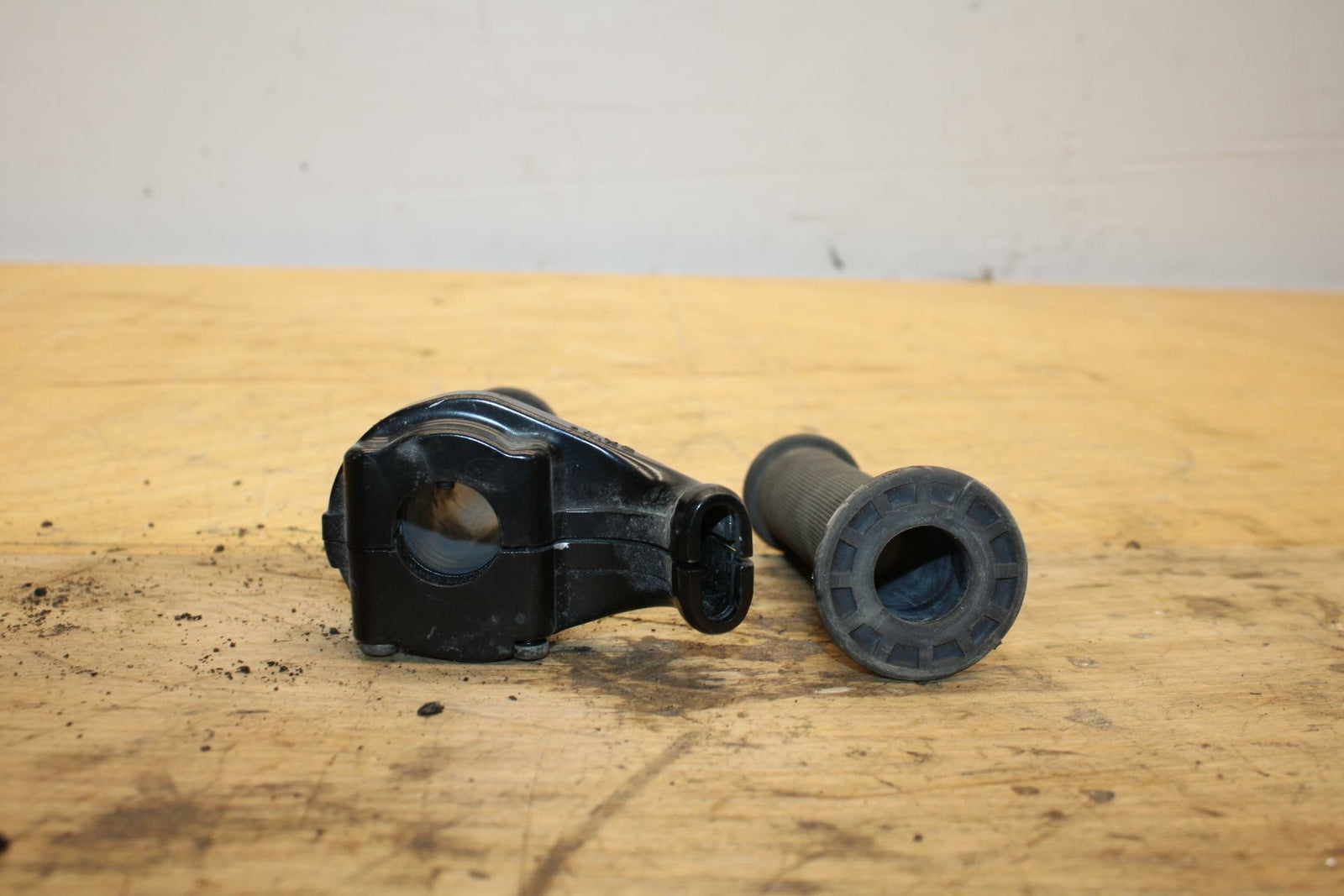 04-05 KAWASAKI NINJA ZX10R THROTTLE CABLE LINE HOUSING GUIDE GRIPS BB322