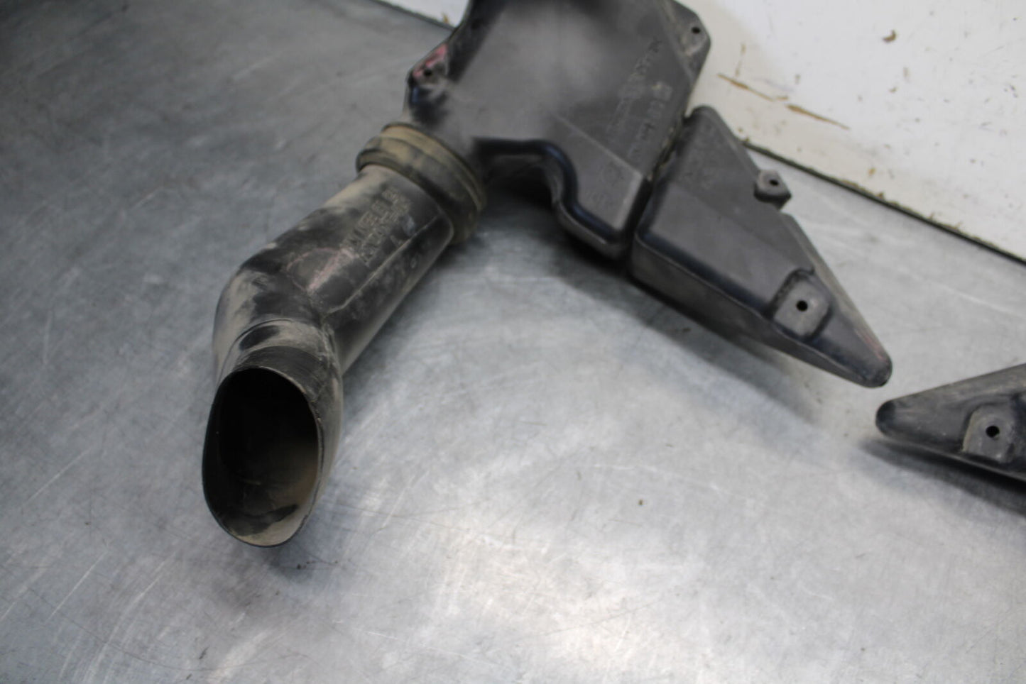 05-06 HONDA CBR600RR RIGHT LEFT INTAKE DUCTS 64330-MEE-A00 64335-MEE-940 BB655 