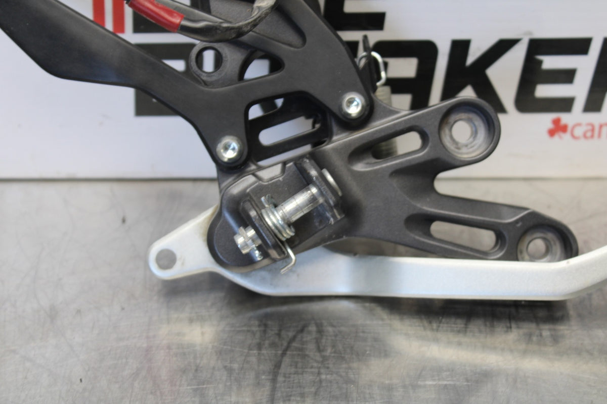 22-25 YAMAHA YZF R7 RIGHT REARSET REAR SET DRIVER FOOT PEG REST STOP BB182