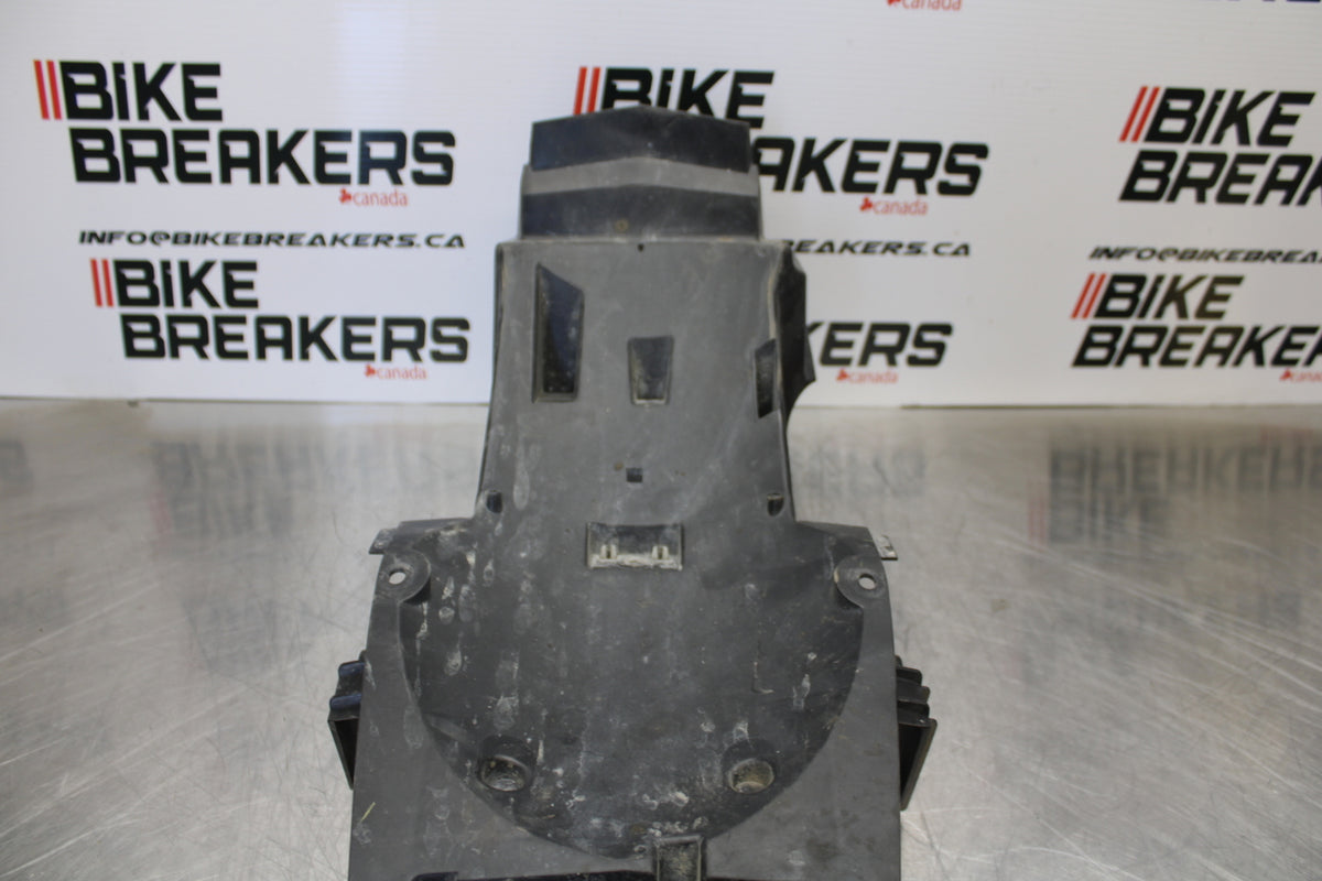 09-15 YAMAHA FZ6R REAR BACK TAIL UNDERTAIL BATTERY TRAY PLASTIC BB161