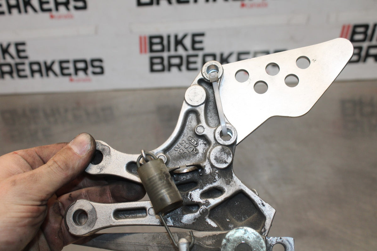04-05 KAWASAKI NINJA ZX10R RIGHT REARSET REAR SET DRIVER FOOT PEG STOP BB931