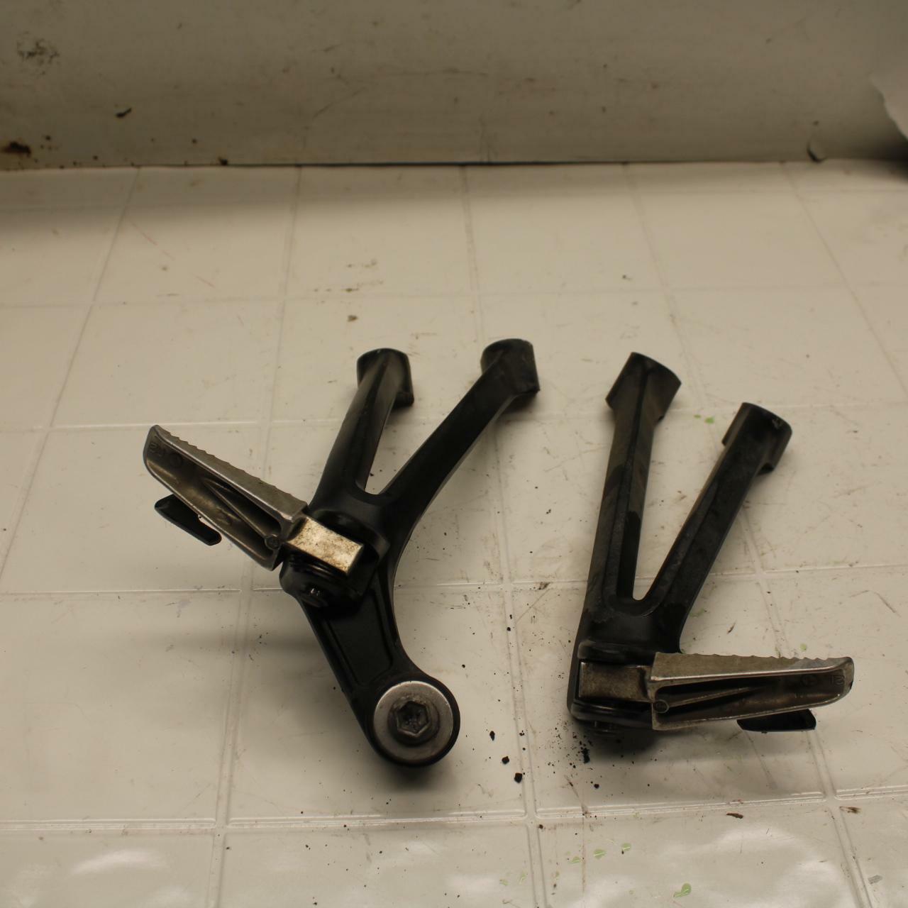 08-10 SUZUKI GSXR750 REAR BACK PASSENGER PEG SET PAIR BB396