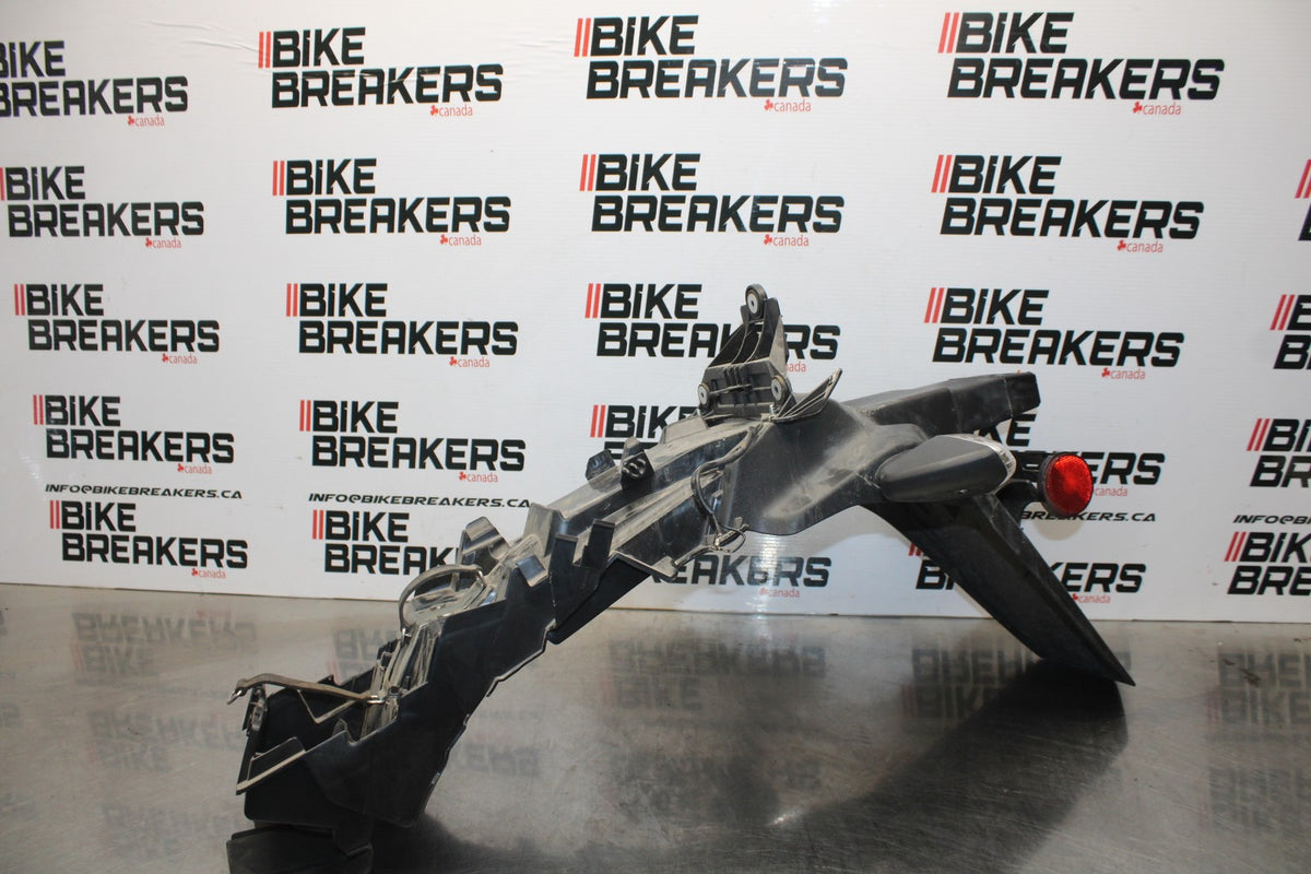 15 SUZUKI GW250F REAR BACK FENDER MUD GUARD & LIGHTS BB789