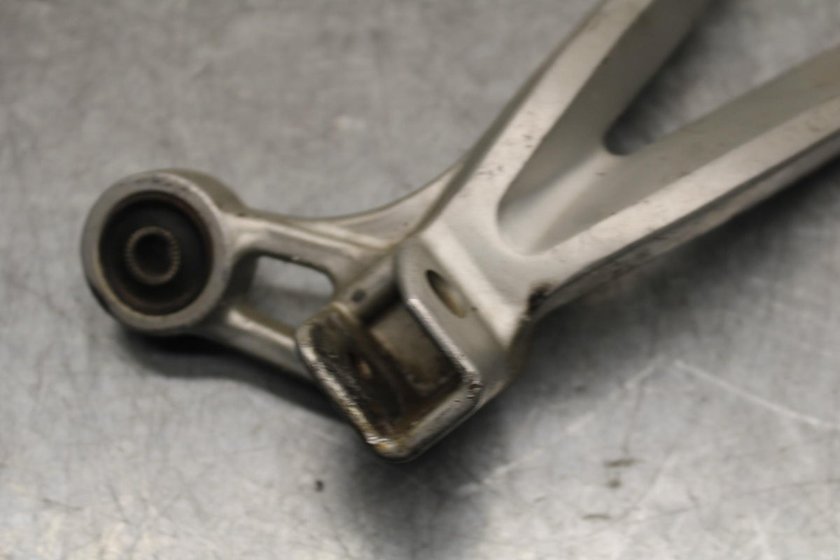 01 SUZUKI GSXR1000 RIGHT REAR BACK PASSENGER PEG BRACKET BB100