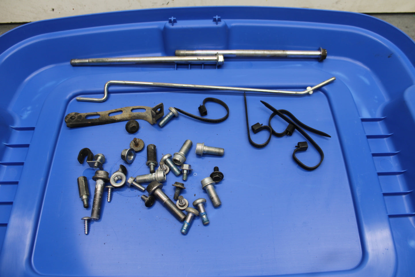 08-10 SUZUKI GSXR 600 MOUNTING BOLTS HARDWARE MOTOR SCREWS BB753
