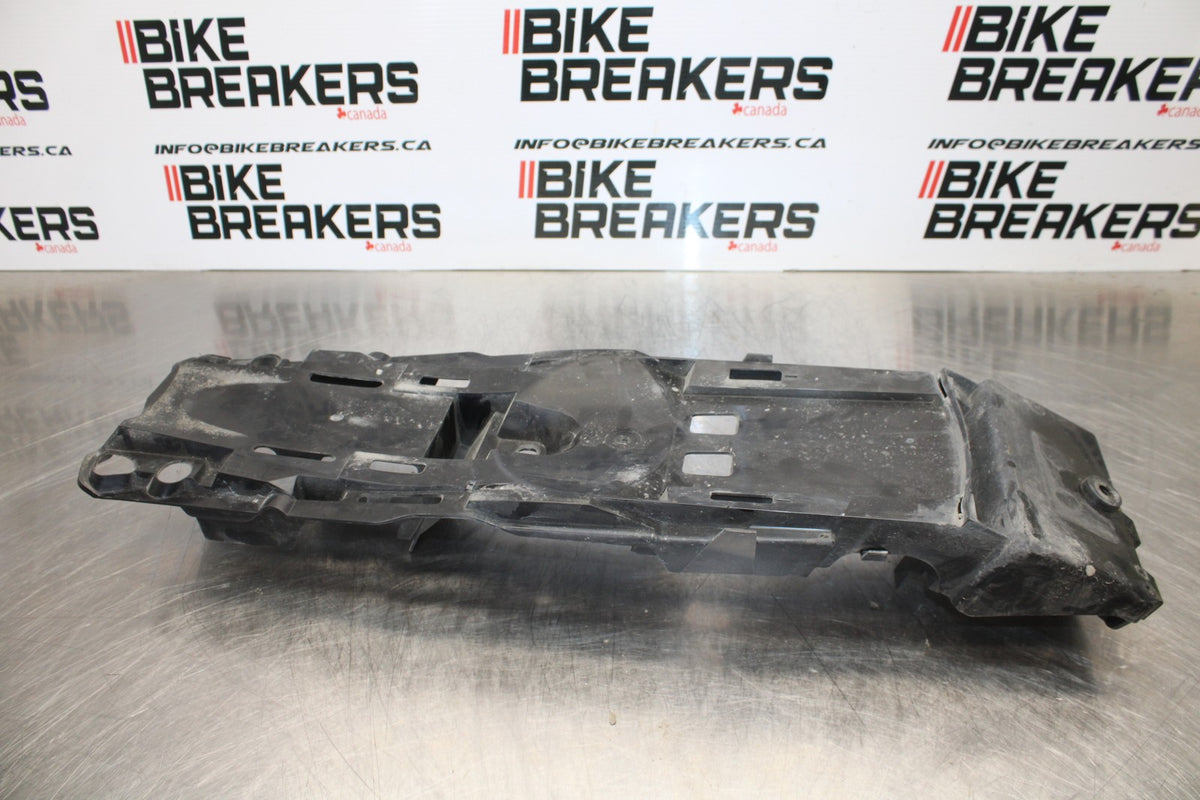06-07 SUZUKI GSXR 600 REAR BACK TAIL UNDERTAIL BATTERY TRAY PLASTIC BB170