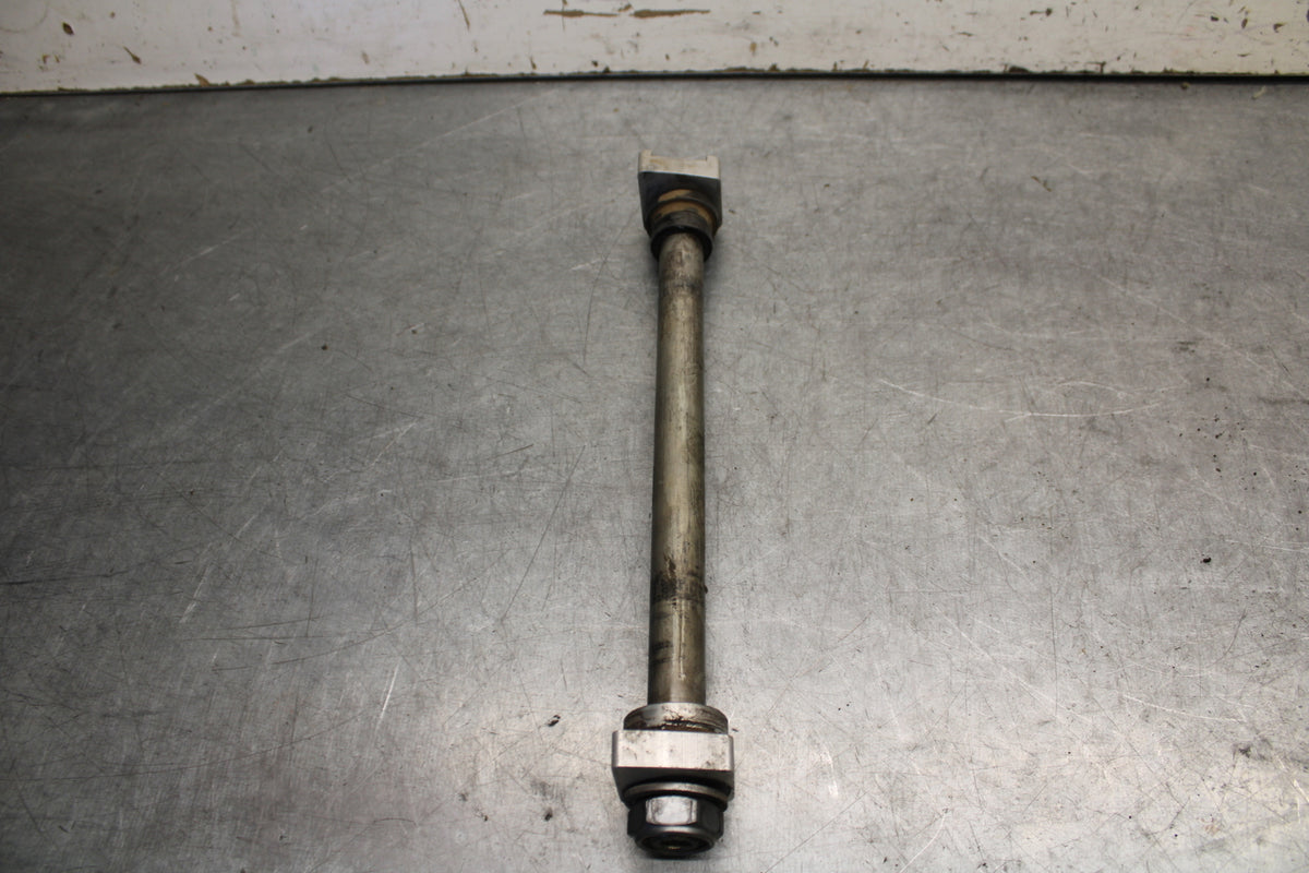 09-11 TRIUMPH DAYTONA 675 REAR AXLE BACK WHEEL RIM PIVOT BOLT AXEL BB652