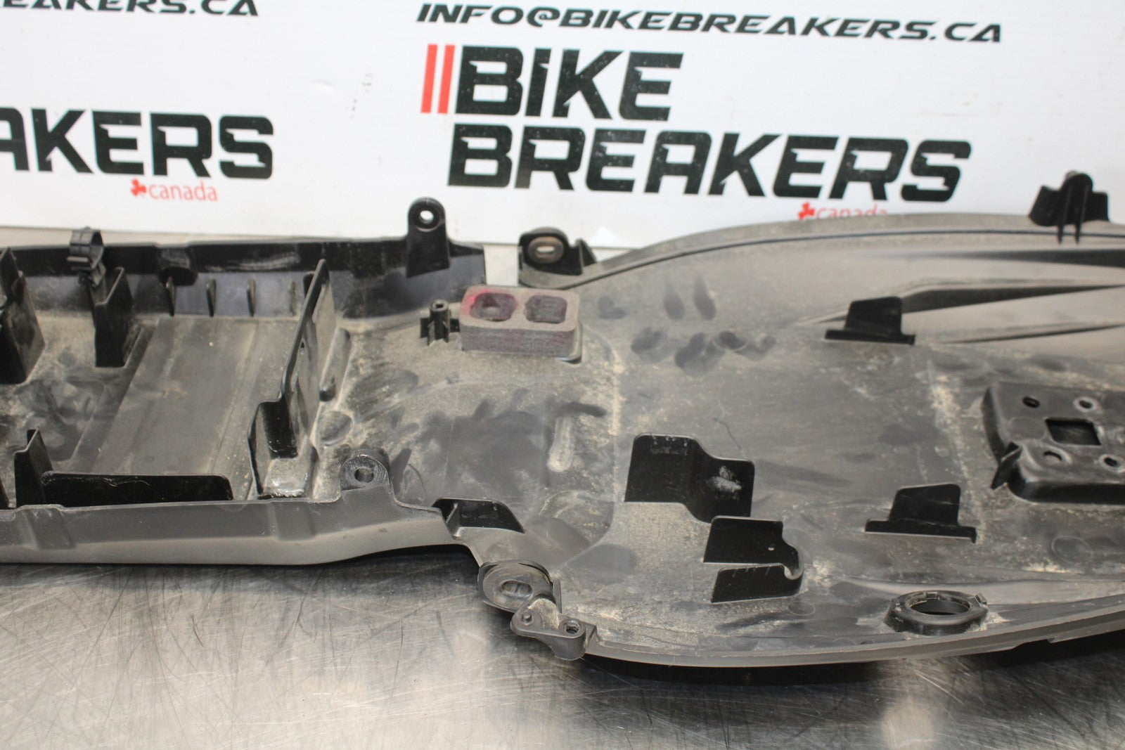 21-23 KAWASAKI NINJA ZX6R REAR BACK TAIL UNDERTAIL BATTERY TRAY PLASTIC BB179