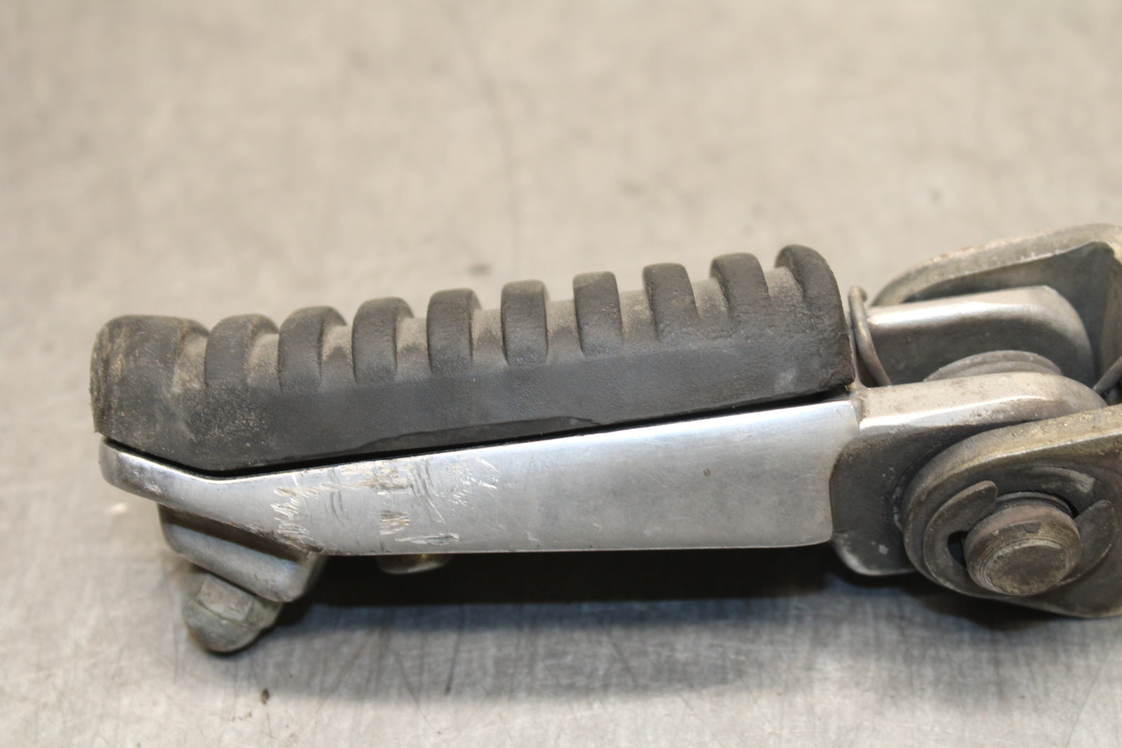 00-02 KAWASAKI NINJA ZX6R LEFT FRONT FOOT REST PEG STEP BB750