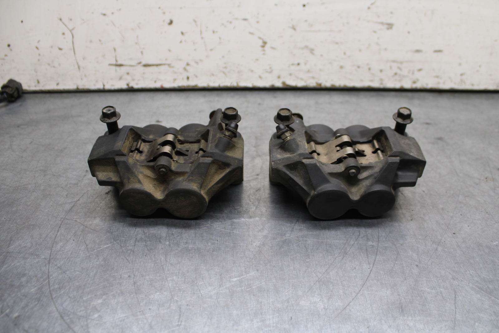 06-07 YAMAHA YZF R6 RIGHT LEFT FRONT BRAKE CALIPER SET PAIR CALIPERS BB742