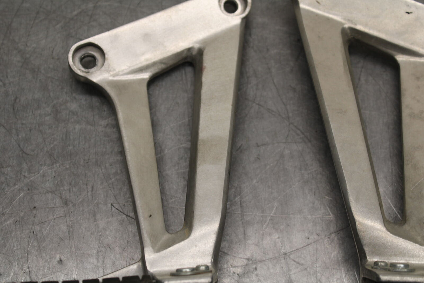 08 HONDA CBR125R REAR BACK PASSENGER PEG SET PAIR BB114