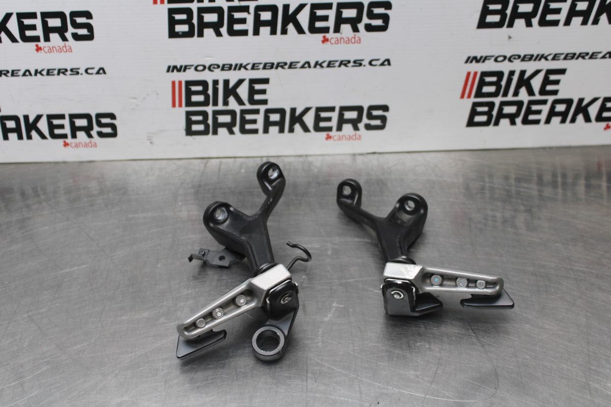 18-26 KAWASAKI Z400 LEFT RIGHT REAR PILLION PEG BRACKETS MOUNTS BB852
