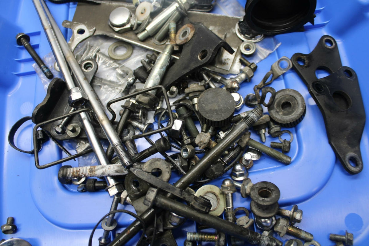 06-07 SUZUKI BOULEVARD S40 ENGINE LEFTOVER BOLTS HARDWARE MOTOR SCREWS BB375
