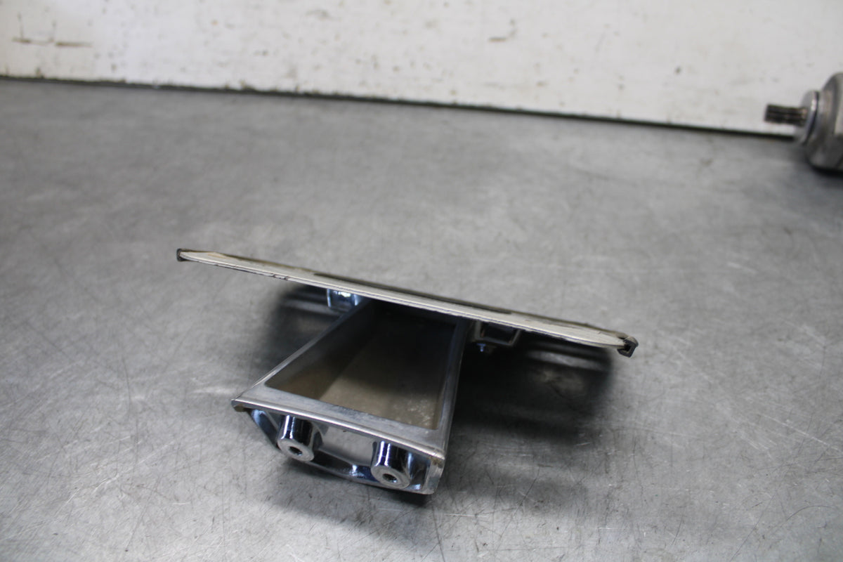 05-09 SUZUKI BOULEVARD C90 LICENSE PLATE LIGHT BB692
