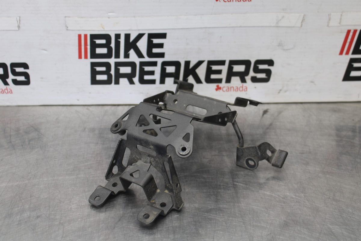 25 KAWASAKI Z900 UPPER FAIRING GAUGES STAY BRACKET BB928
