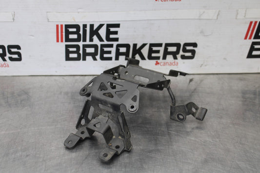 25 KAWASAKI Z900 UPPER FAIRING GAUGES STAY BRACKET BB928