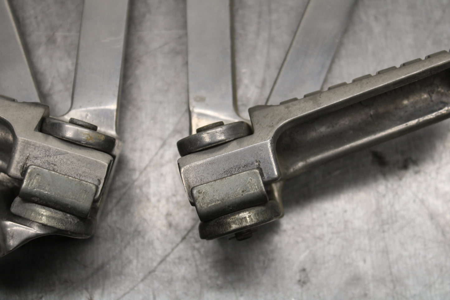 93-94 KAWASAKI NINJA ZX7R REAR BACK PASSENGER PEG SET PAIR BB122