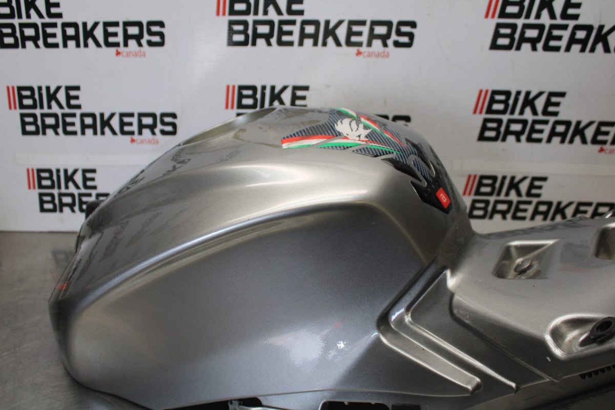 16 APRILIA TUONO V4 1100 GAS TANK FUEL CELL PETROL RESERVOIR BB905