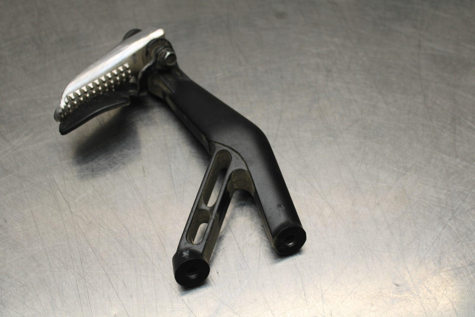 22-25 YAMAHA YZF R7 LEFT REAR BACK PASSENGER PEG BB769