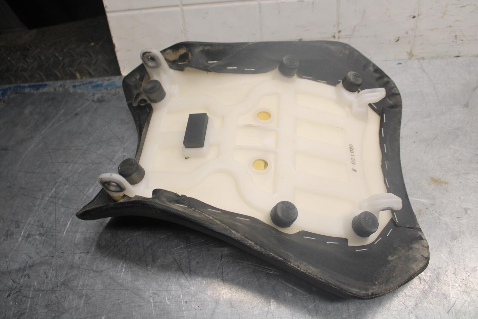 15-21 SUZUKI GSXR600 FRONT DRIVERS SEAT PAD SADDLE  BB460